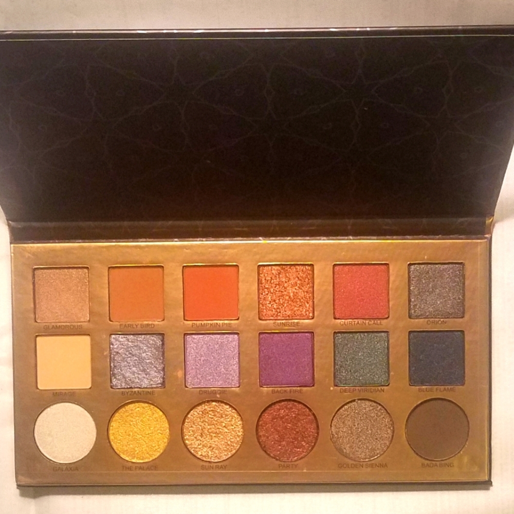 18 shade eyeshadow palette UNTOUCHED